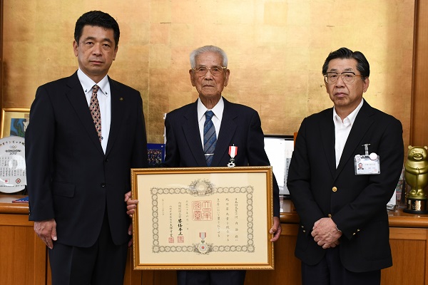 旭日単光章を受章した河内さん