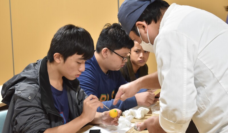 和菓子作りの指導を受けるブーンレイ中学校の生徒の様子の写真