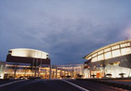 松橋総合体育文化センター(ウイングまつばせ)の夜の外観写真