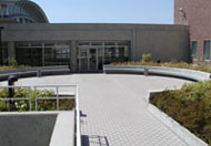 松橋総合体育文化センター(ウイングまつばせ)の入口の外観写真