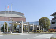 松橋総合体育文化センター(ウイングまつばせ)の入口までの外観写真