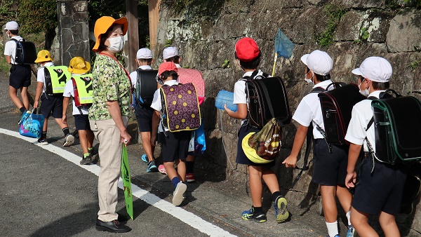 宇城市子ども見守りボランティア、路肩を歩く生徒たちの写真