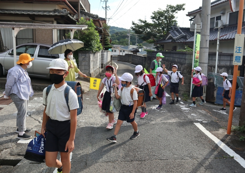 宇城市子ども見守りボランティア、横断歩道を渡っている写真