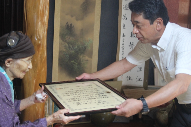 市長から河田ミキヨさんへ内閣総理大臣からのお祝い状の贈呈の写真