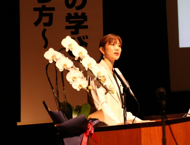 講演される潮田玲子さんの写真