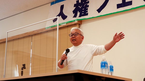 身振り手振りを交えて話す講師の松村智広(さとひろ)さんの写真