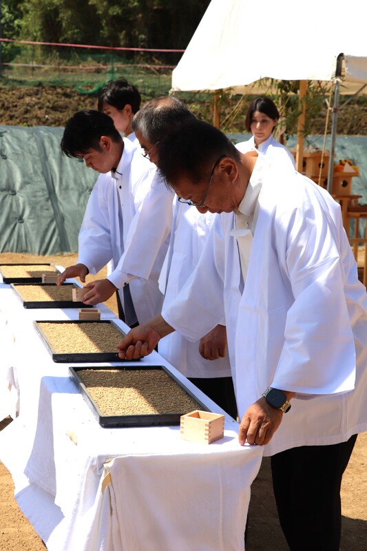 種もみをまく市長たちの写真
