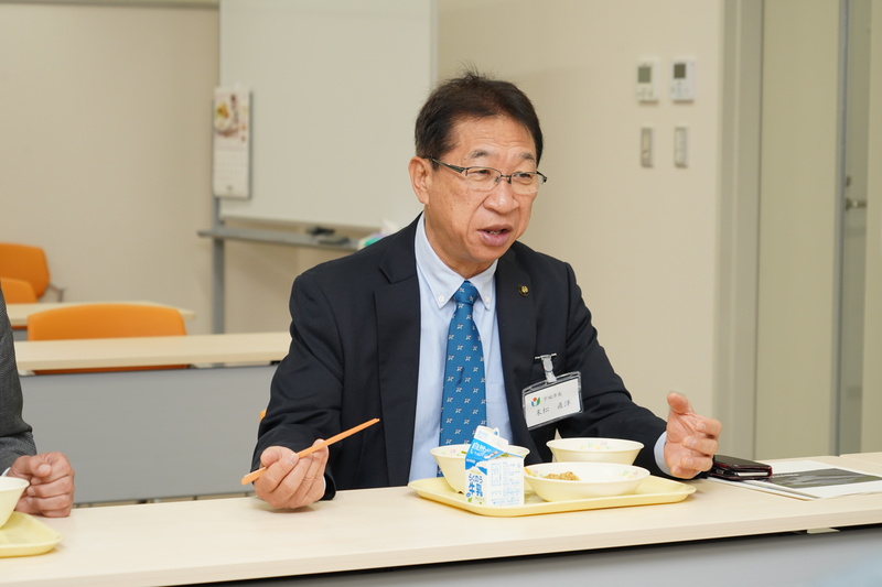 試食する末松市長の写真