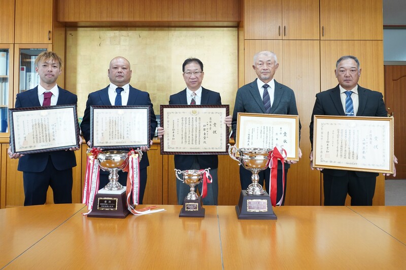 市長と大会参加者の集合写真