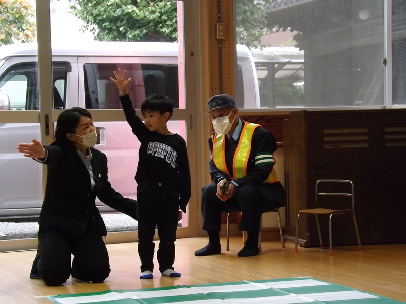 手を挙げて横断歩道を渡る練習をする子供1