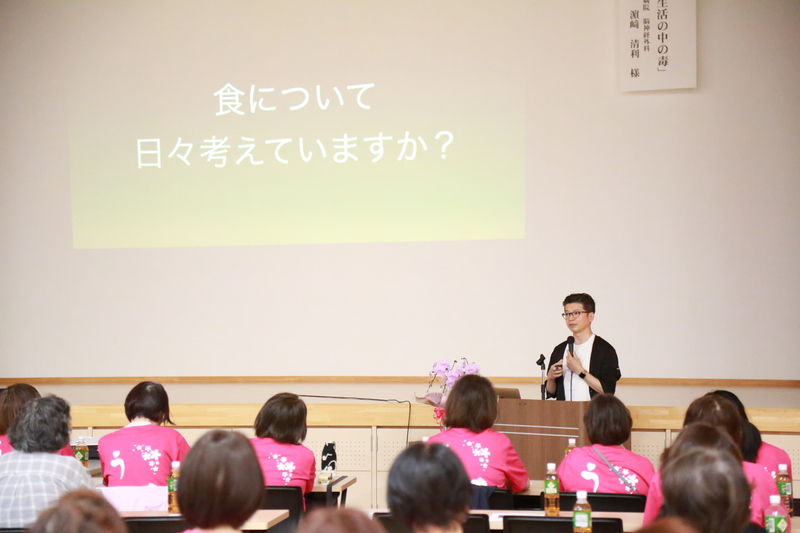 講演中の濵﨑医師の写真