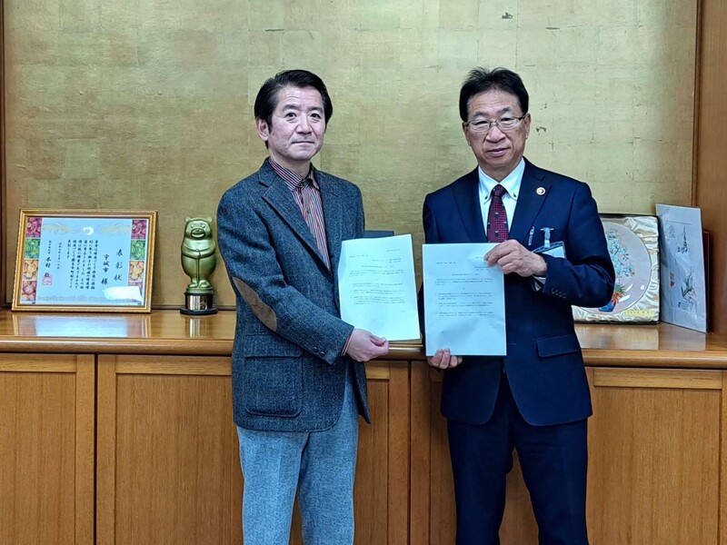 井田会長から市長へ答申書の提出の写真