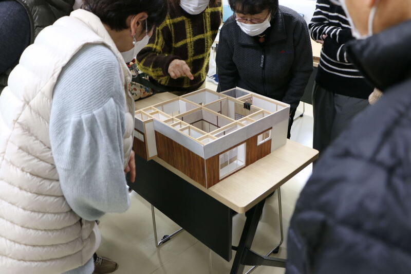 改修模型を説明している様子の写真