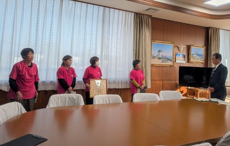 蔦原会長が報告をする様子