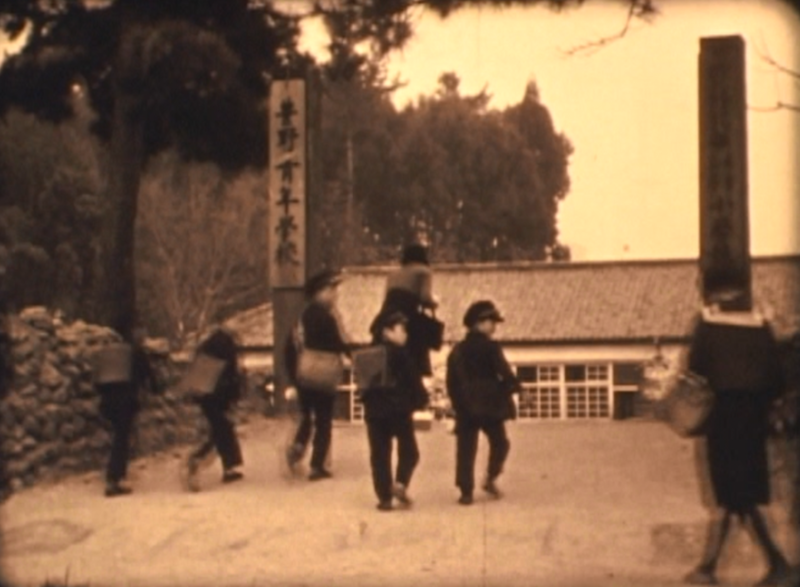 映像「伸びゆく豊野」の学校前の写真