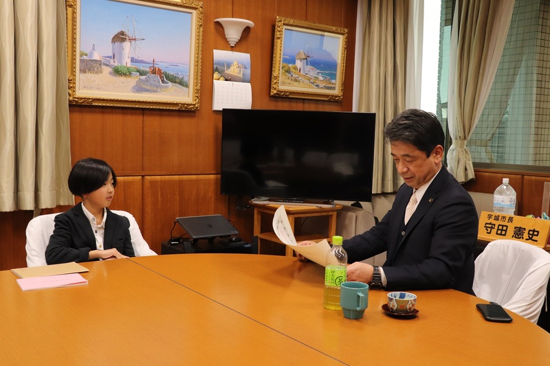 受賞報告をする吉本さんと市長の写真