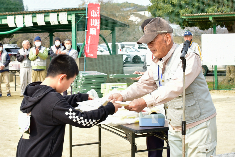 吉田会長から賞状を受け取る村上さんの写真