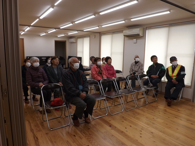 参加者が話を聞いている様子