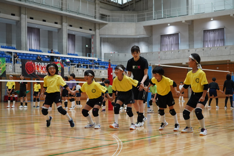 子供達だけで手をつないで練習する様子