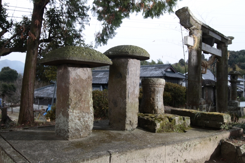 左から寺領碑・如法経碑・燈籠碑の写真