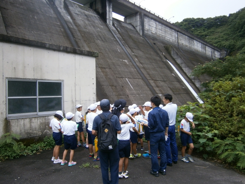 石打ダム 見学の様子の写真