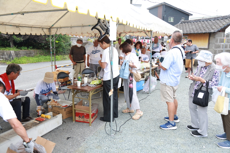 出店に並ぶお客さんたち