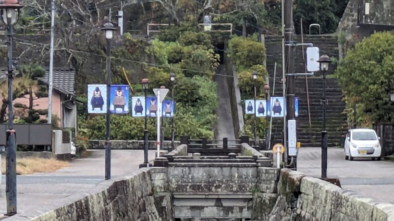 西港内の街灯についた くまモンフラッグの写真