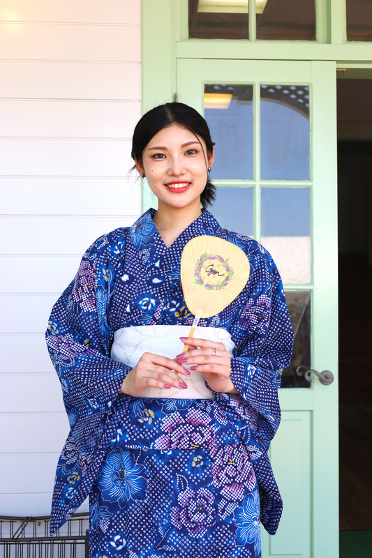 浴衣を着た松村佳奈さんの写真