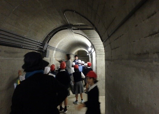 監査路を見学する児童たち