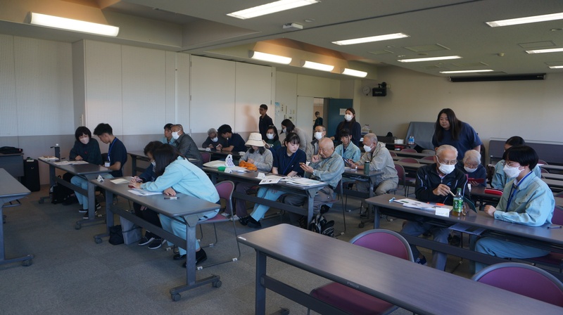 小川工業高等学校 情報電子科が小川総合文化センターラポート会場で「初心者スマホ講座」をサポートする様子の写真