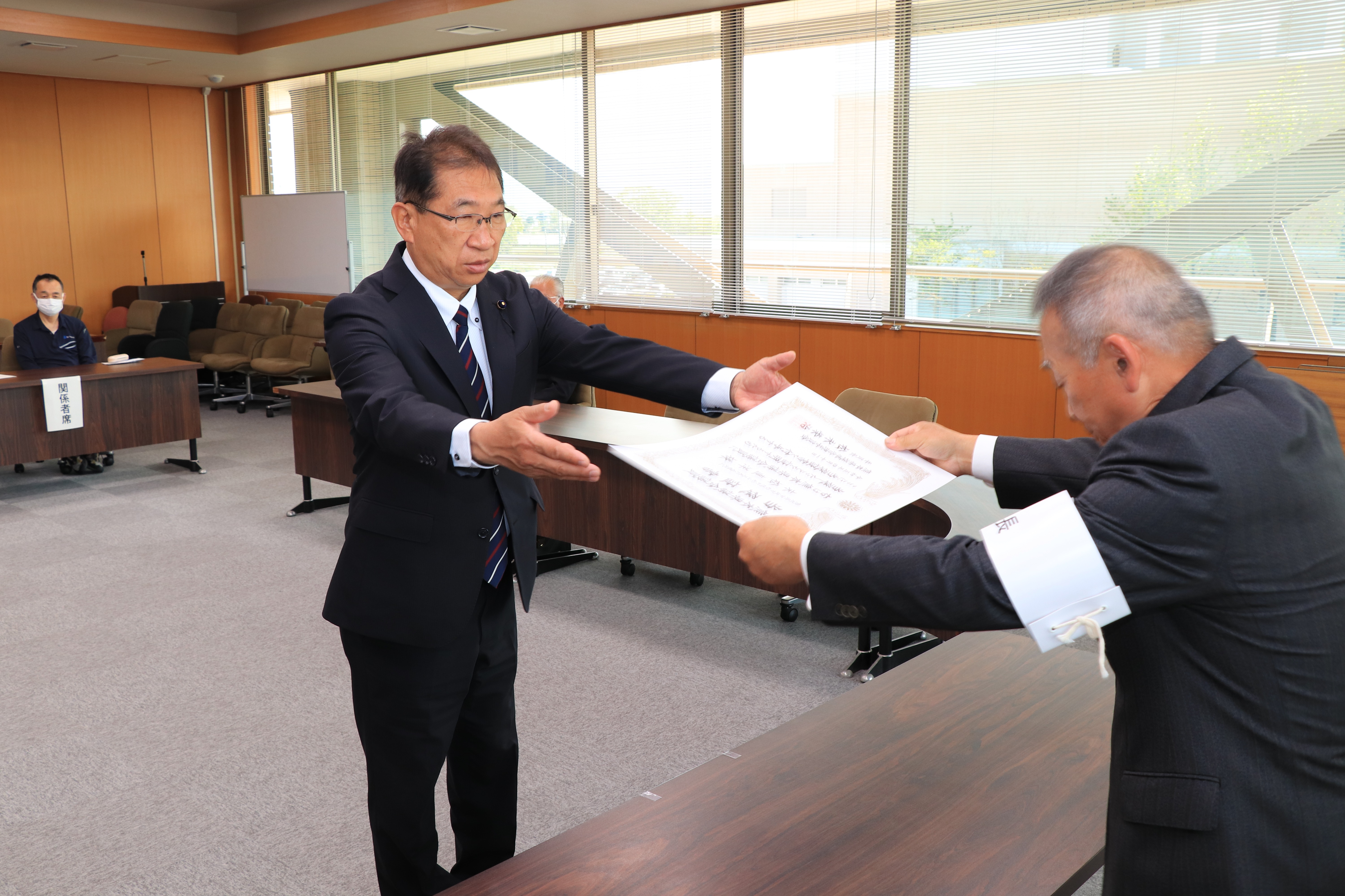 当選証書を付与される末松直洋さんの写真