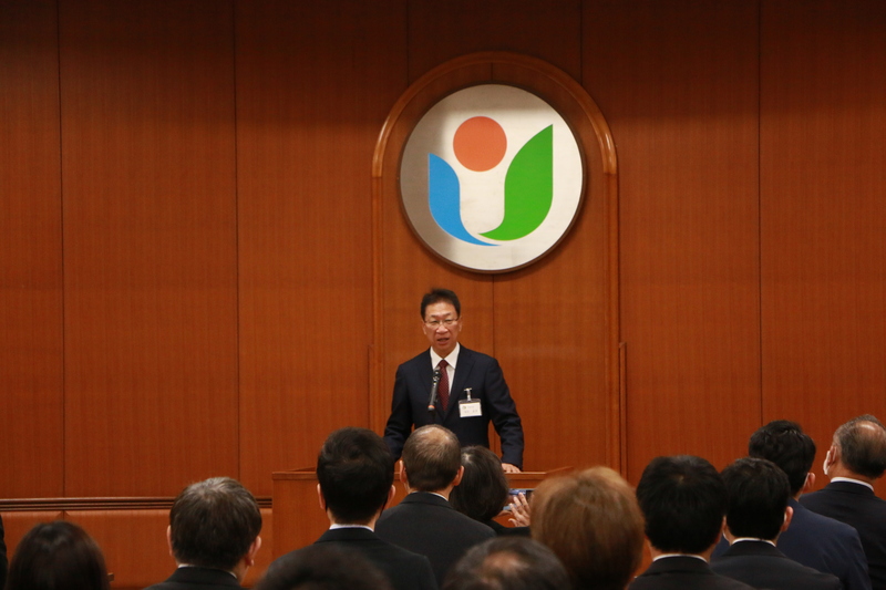 職員を前にあいさつをする末松市長