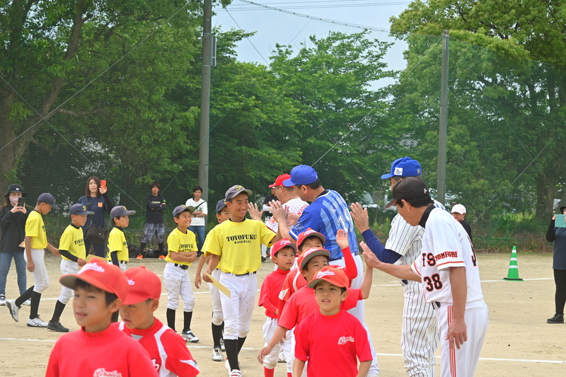 少年たちと各講師のお別れのハイタッチの様子の写真