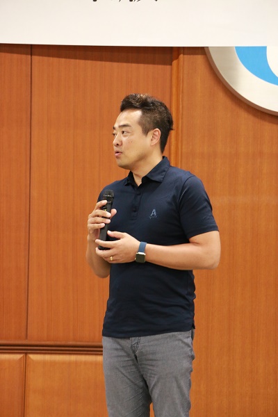 挨拶をするアグリコネクト株式会社 代表取締役CEOの熊本さんの写真