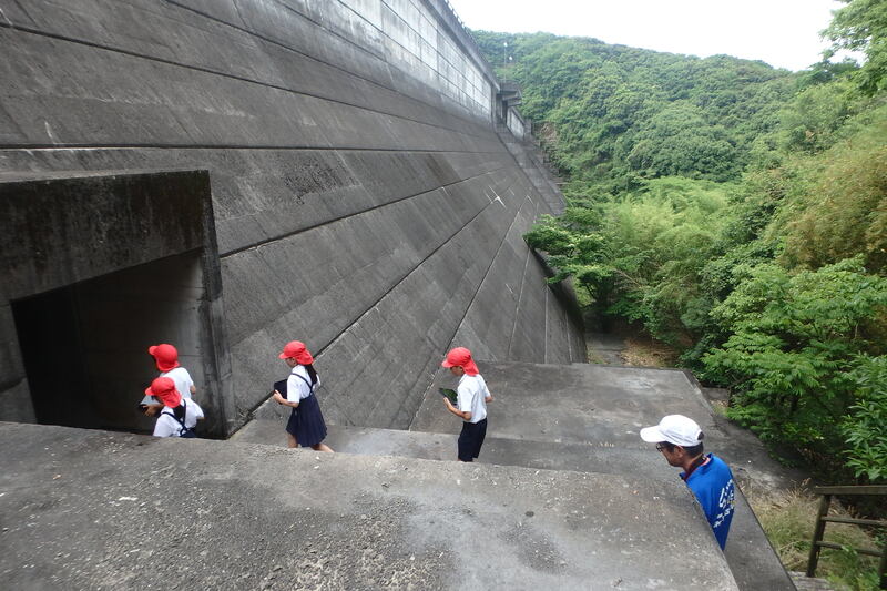 ダムの通路へ向かう様子