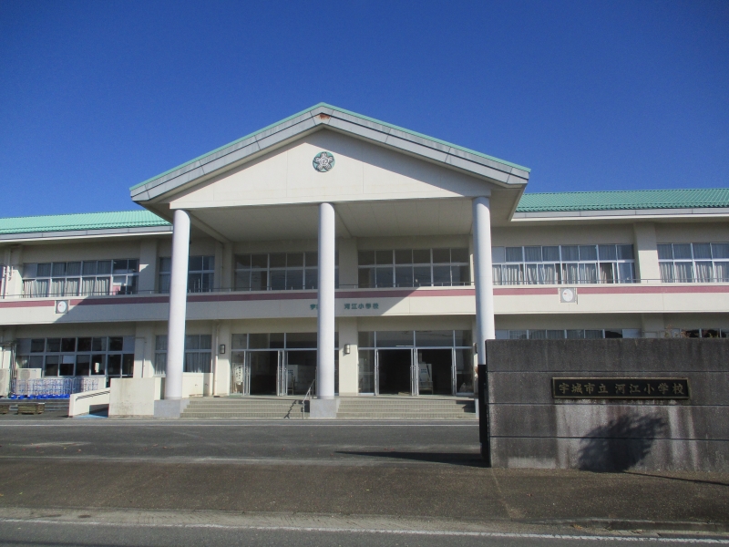 河江小学校の正門から見た学校の写真