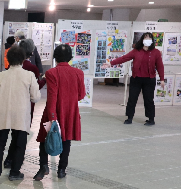 地元小中学生による人権標語などの作品や、人権パネルの展示風景の写真