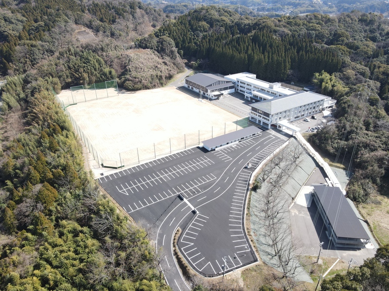 工事完了後の小川中学校の様子（駐車場側）