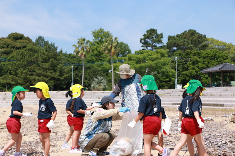 若宮海水浴場の清掃をする園児たちの写真