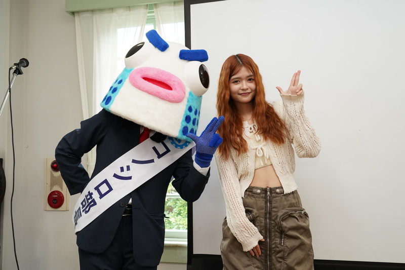コノシロ部長と景井ひなさんのツーショット