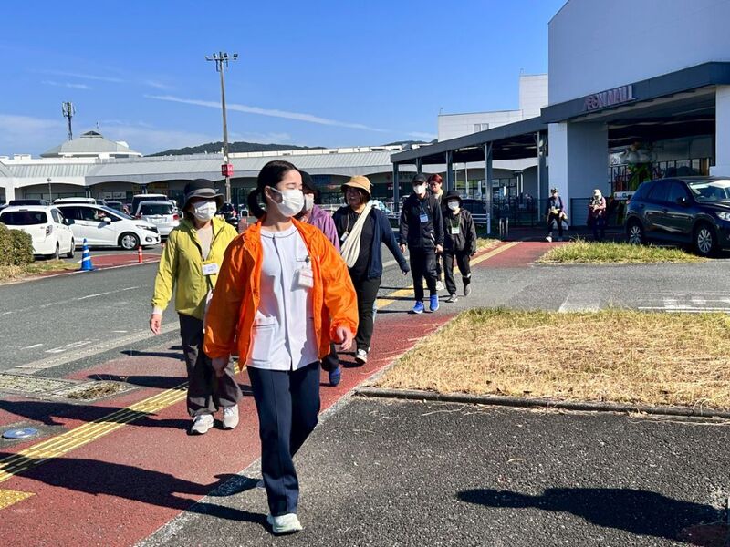 イオンモール宇城の駐車場を歩く様子