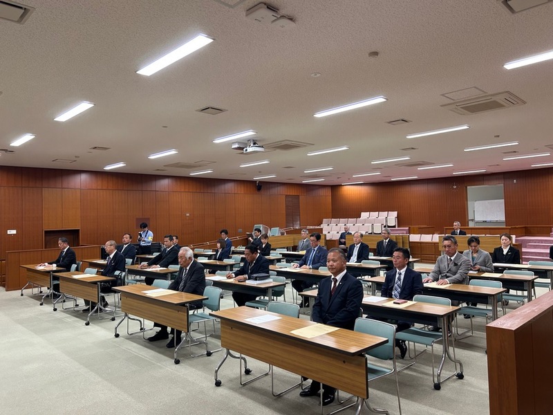 当選証書付与式の会場の写真