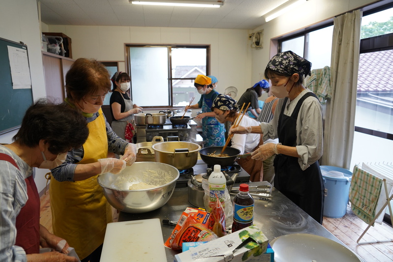 炊き出しの調理を行っている様子