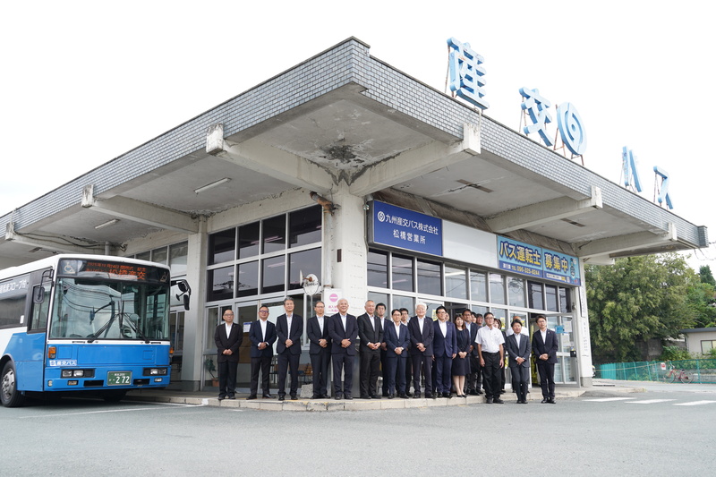 松橋営業車の外でとられた集合写真