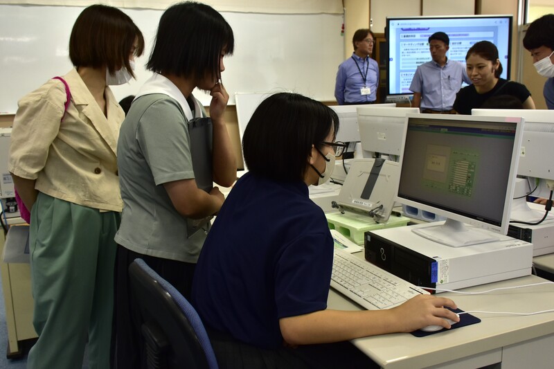 情報処理科で名刺づくりを行っている様子