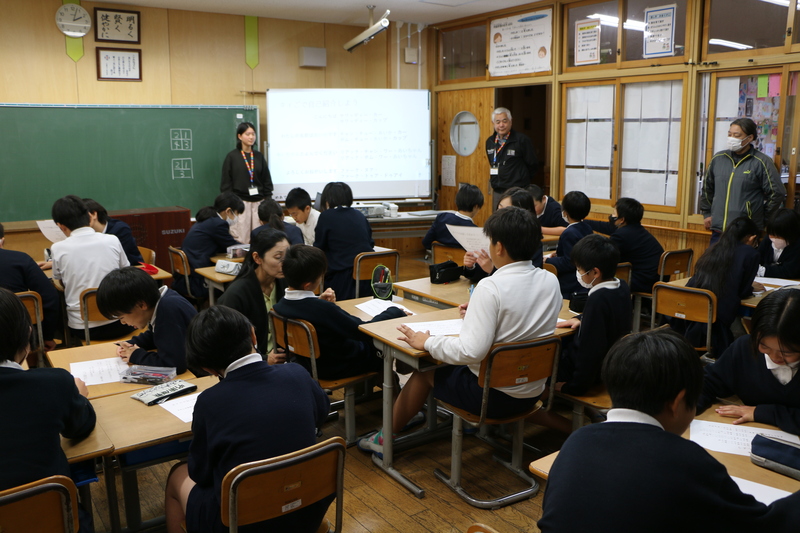 グループごとに練習する様子