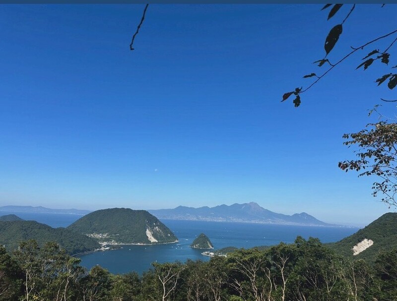 三角岳から見る海の写真
