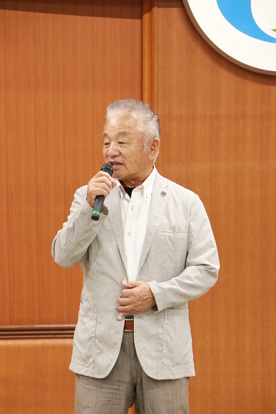 挨拶をする三共コンサルタント株式会社 代表取締役の松尾さんの写真