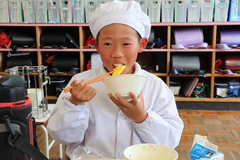 パイナップルを食べる児童1