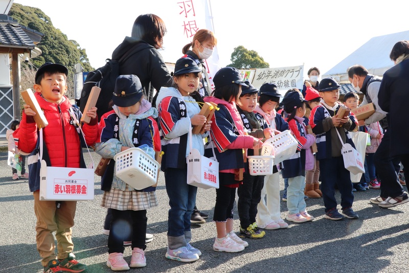 拍子木をたたいている園児達の写真